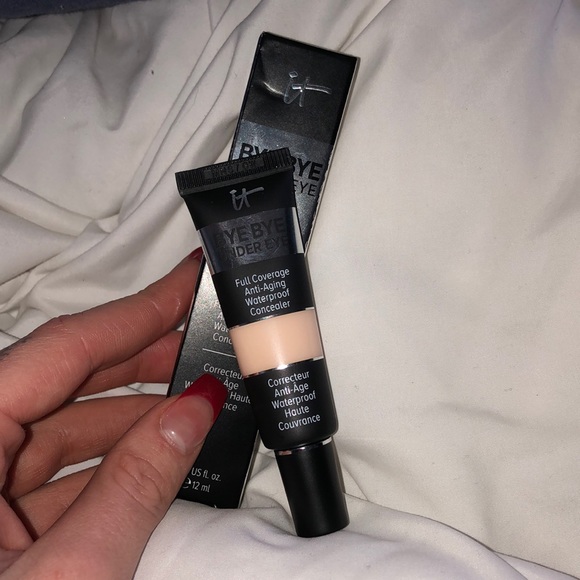 it cosmetics Other - It Cosmetics Bye Bye Under Eye Concealer LightFair